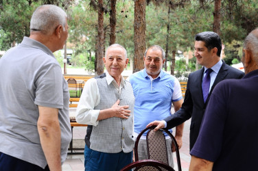 The head of Executive Power with tourists – in "Gözəl Naftalan"