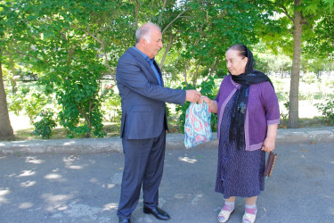 Qurban bayramı münasibəti ilə bayram sovqatı paylanılıb