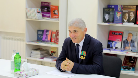 AAYDA-nın İdarə heyətinin sədri Naftalanda vətəndaşları qəbul edib