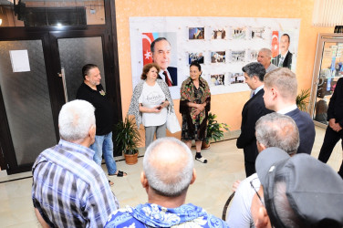 The head of Executive Power with tourists – in "Gözəl Naftalan"