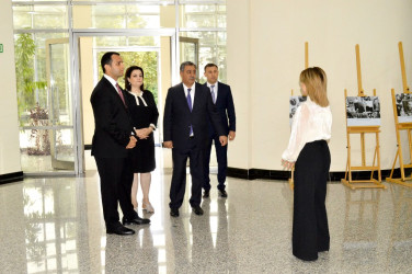 İcra başçısı Ulu Öndərin abidəsini ziyarət edib