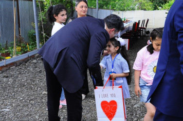 İcra başçısı və Deputat şəhid övladlarının bayramını təbrik etdi