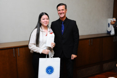 Yeni dərs ili ərəfəsində məktəbli şəhid və qazi övladları ilə görüş