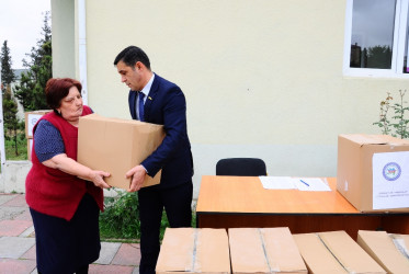 Azerbaijan Trade Unions Confederation distributes gifts