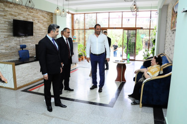 The head of Executive Power with tourists – in ”Sehrli Naftalan"