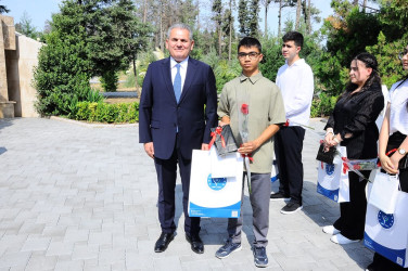 Yüksək bal toplayan məzunlarla görüş keçirilib