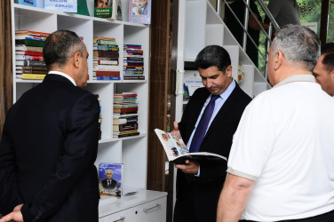 Head of Executive Power with tourists - in “Naftalan Müalicə Sağlamlıq Mərkəzi”