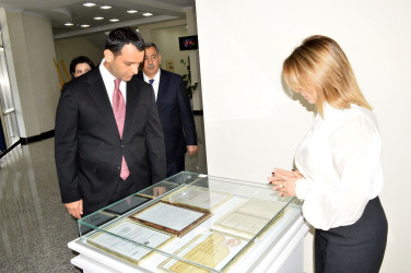 İcra başçısı Ulu Öndərin abidəsini ziyarət edib