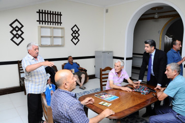 Head of Executive Power with tourists - in “Naftalan Müalicə Sağlamlıq Mərkəzi”