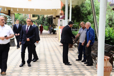 Head of Executive Power with tourists - in “Naftalan Müalicə Sağlamlıq Mərkəzi”