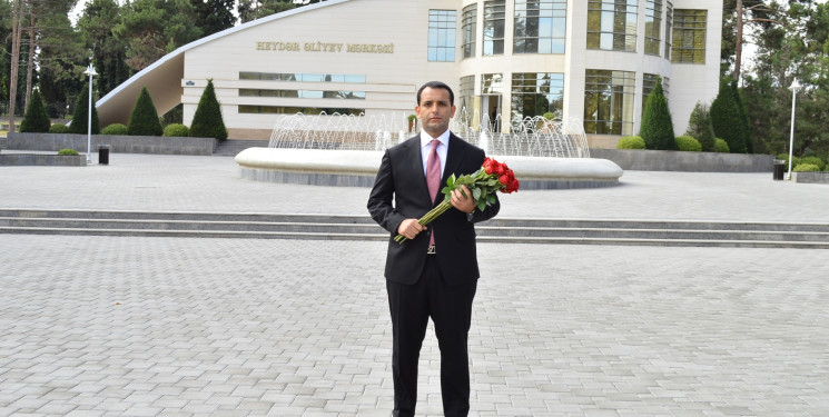 İcra başçısı Ulu Öndərin abidəsini ziyarət edib