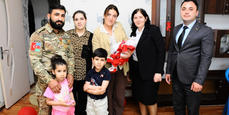 Vətən müharibəsi qazisinin körpəsi ziyarət olunub