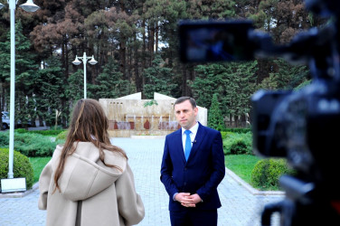 Türkiyənin NTV kanalının aparıcısı Esra Gezginci Naftalanda olub