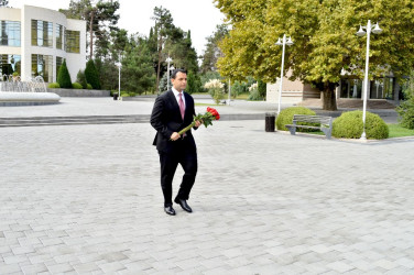 İcra başçısı Ulu Öndərin abidəsini ziyarət edib