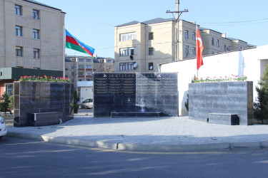 Naftalanda ağac və gül kolları əkilib