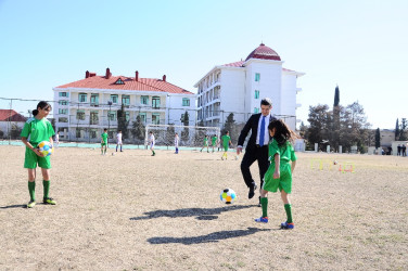 Naftalanda gənc idmançılara idman geyimləri, toplar hədiyyə edilib