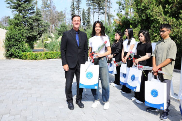 Yüksək bal toplayan məzunlarla görüş keçirilib