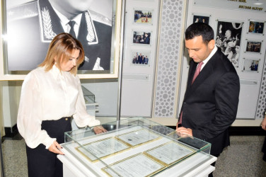 İcra başçısı Ulu Öndərin abidəsini ziyarət edib