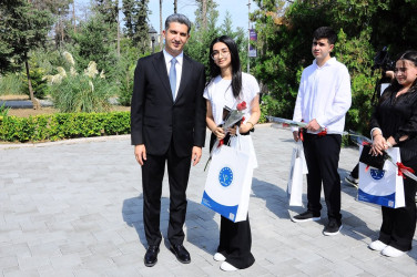 A meeting was held with graduates who scored high marks
