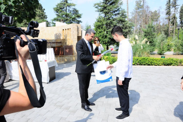 Yüksək bal toplayan məzunlarla görüş keçirilib